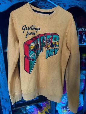 SUPERDRY MEN'S HERITAGE MOUNTAIN CREW TRAVEL POSTCARD SWEATSHIRT IN UTAH GOLD M